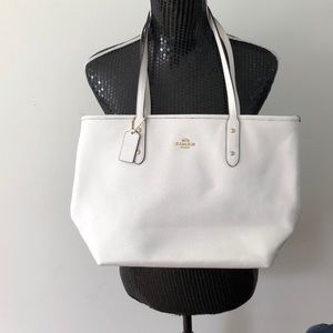 COACH Crossgrain Leather City Zip Tote in Chalk